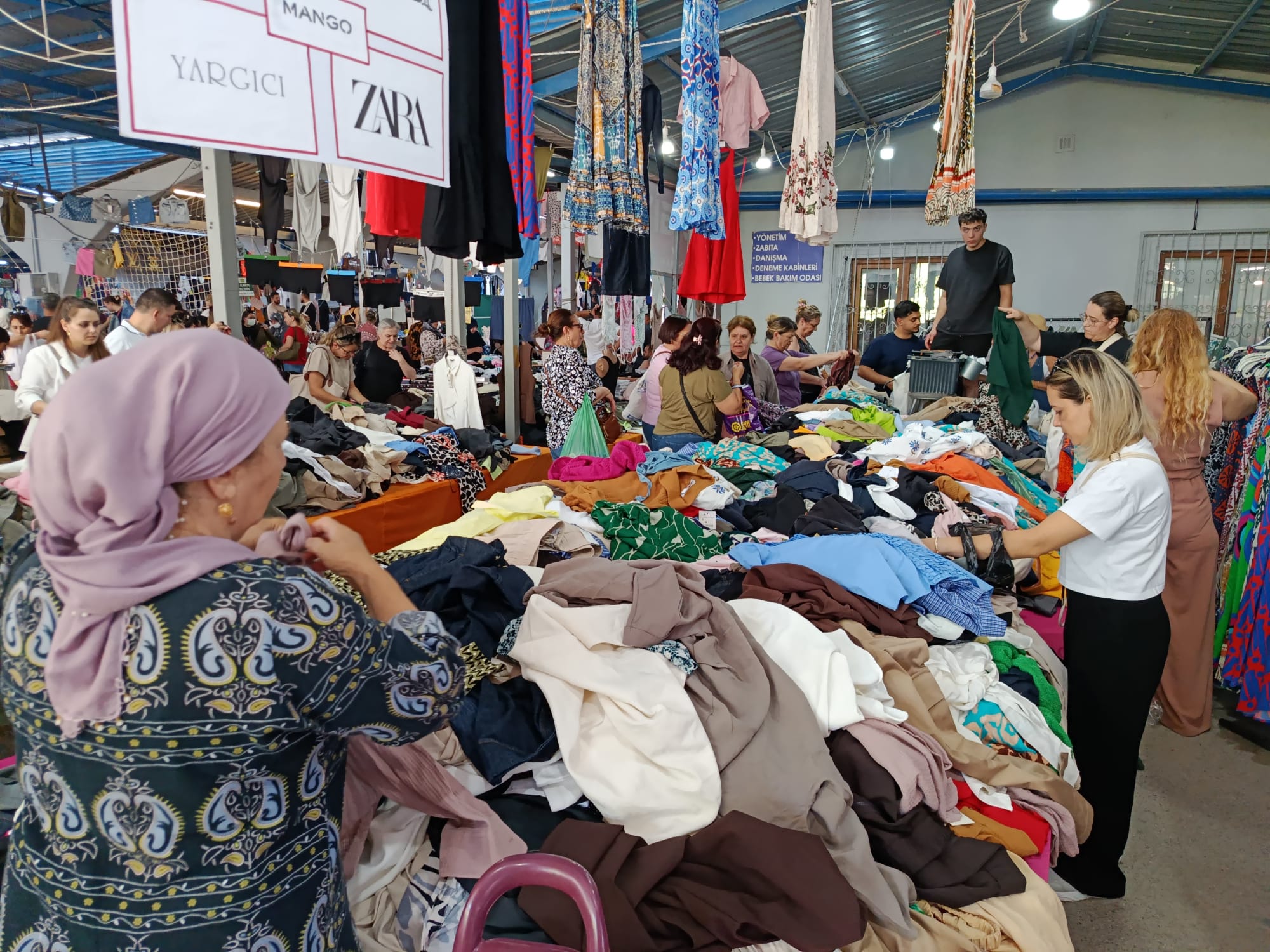 Edirne’de her hafta cuma günü kurulan ve kentin en önemli ticari noktalarından biri olan geleneksel Balkan Pazarı, bu hafta da en yoğun günlerinden birini yaşadı.